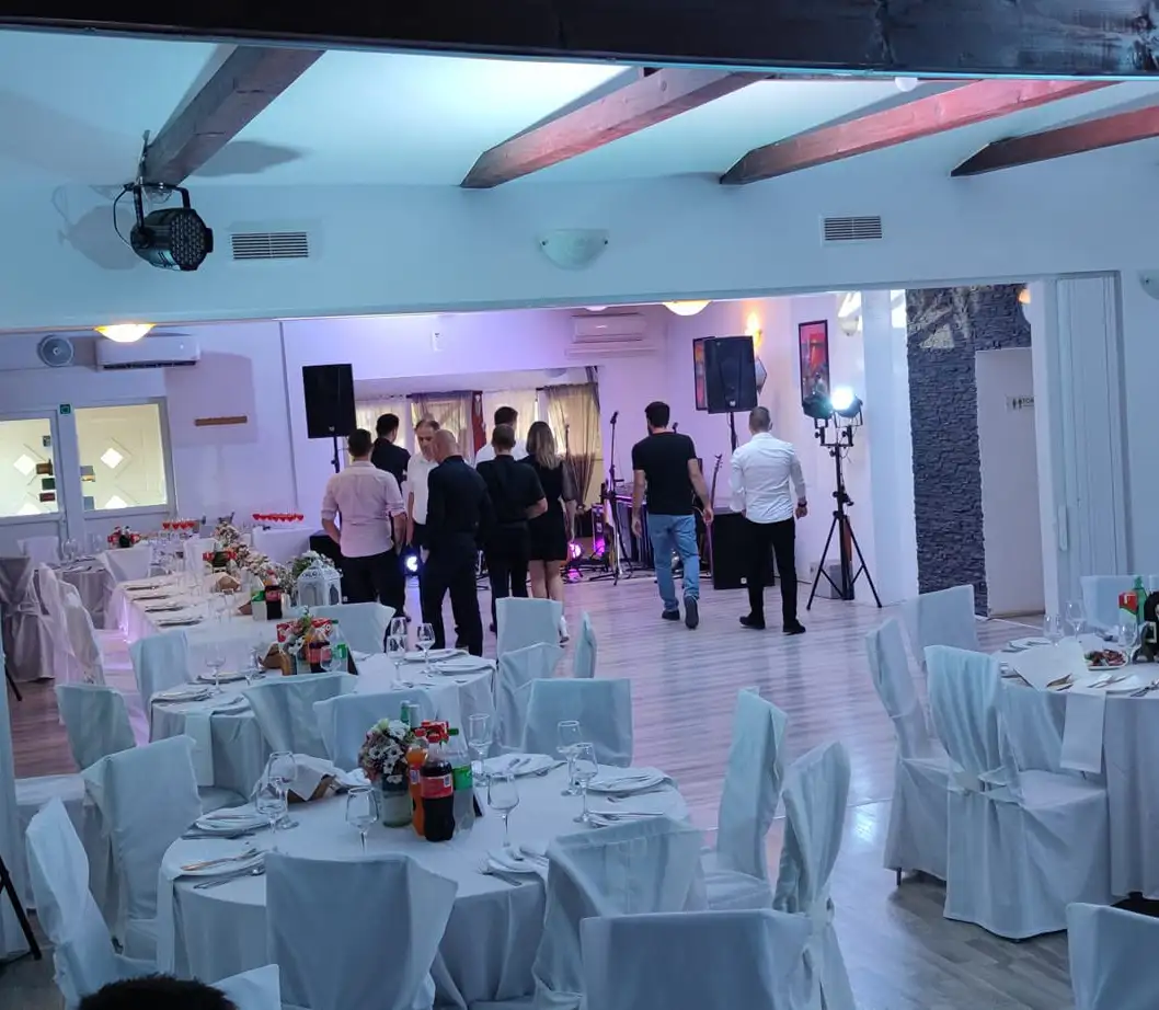 Interijer restorana U. O. Zrinski — topli ambijent obiteljskog lokala u Črnkovcu