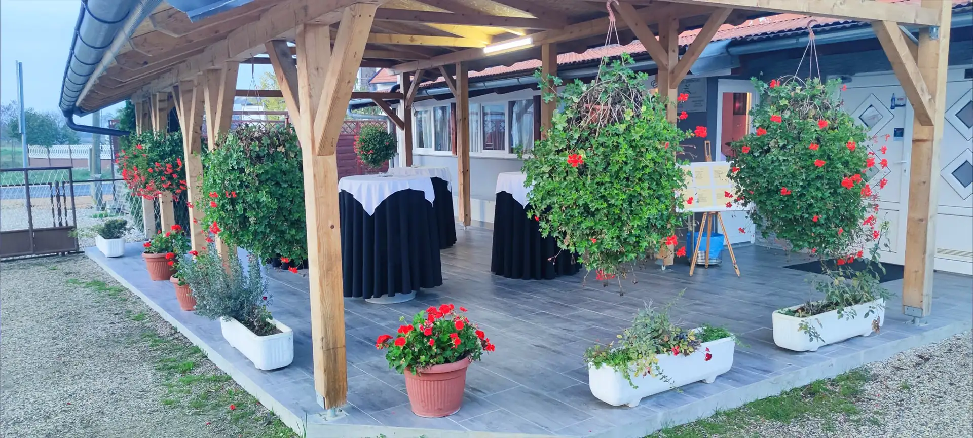 Obitelj koja vodi restoran U. O. Zrinski u Črnkovcu, Velika Gorica — od 2006. godine